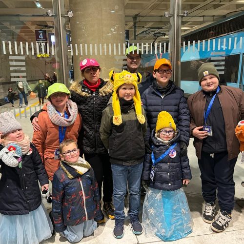 Aleandro avec la peluche à droite